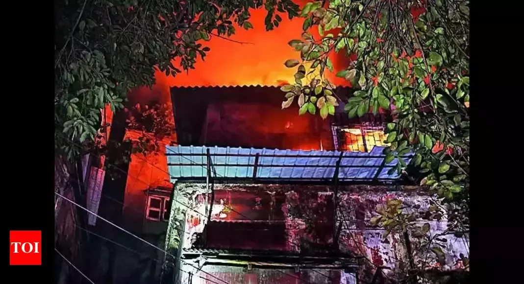 कोलकाता के चांदनी चौक इलाके में लगी आग, दमकल विभाग ने चार गड़ियां मौके पर