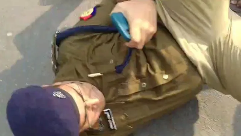 Kanpur News: डीएवी कॉलेज के बाहर छात्रों ने की दबंगई, एसीपी कोतवाली को बीच सड़क पर गिराया, देखें- VIDEO 