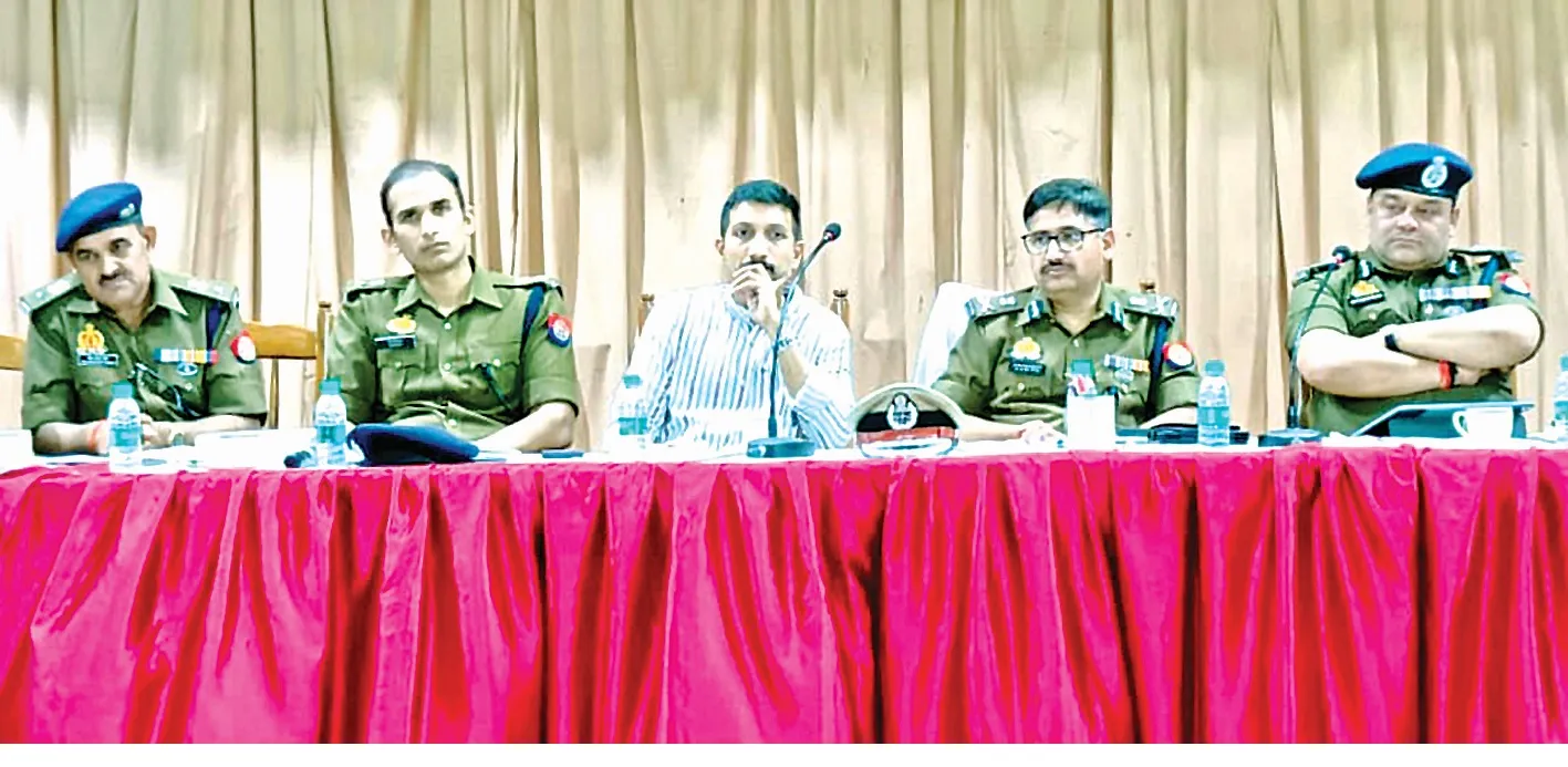 Kanpur में पुलिस कमिश्नर ने त्यौहारों को लेकर अधिकारियों के साथ की बैठक, कंट्रोल रूम से होगी निगरानी, दिए ये निर्देश