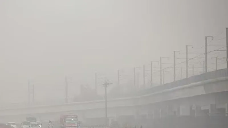 Kanpur: पटाखों ने घोला हवा में जहर… जानलेवा हुआ वायु प्रदूषण, शहर पर छाई धुंध की चादर, AQI है ये