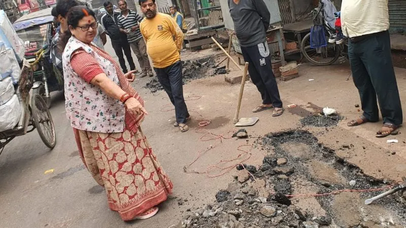 Kanpur News: रात के अंधेरे में हो रही थी सड़क खोदाई, महापौर प्रमिला पांडेय ने छापा मारकर रुकवाया काम