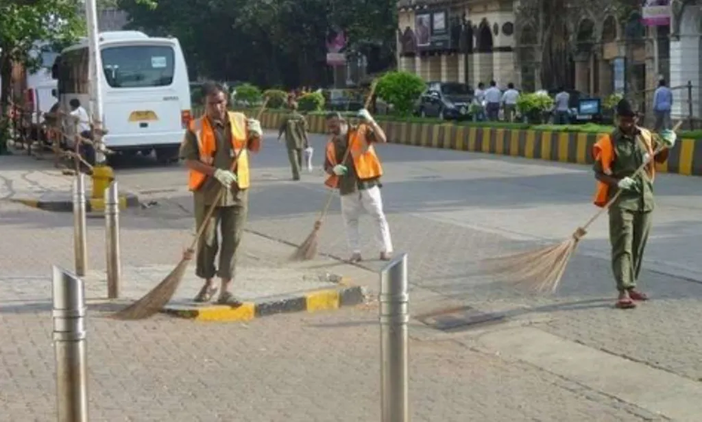 बरेली: छुट्टी पर सफाईकर्मी, लड़खड़ाई सफाई व्यवस्था
