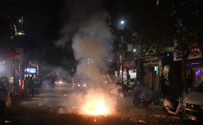 Pollution in Delhi: दिल्ली में प्रतिबंध के बावजूद जमकर हुई आतिशबाजी, वायु गुणवत्ता का बुरा हाल 