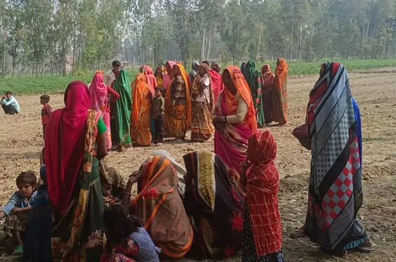 बरेली: शक में महिला की हत्या कर शव पुआल में डालकर जलाया, अधजले शव को नोचकर खा रहे थे कुत्ते