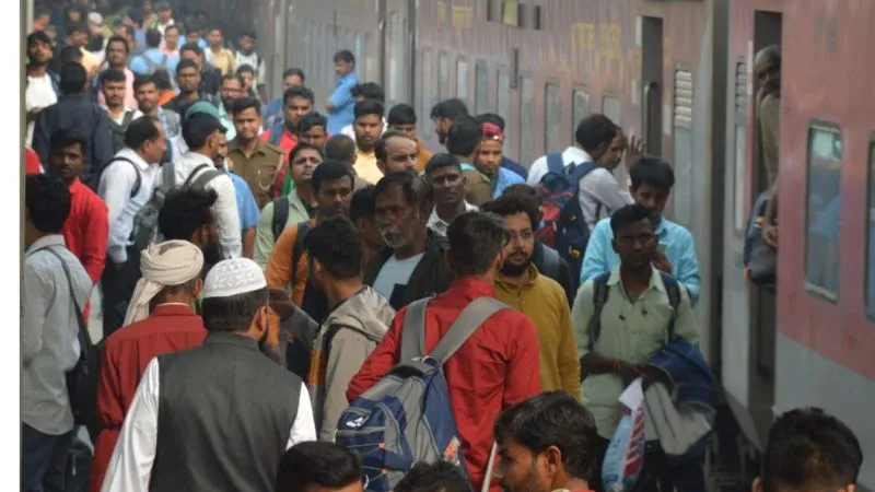 Diwali 2023: दीपावली को लेकर सेंट्रल स्टेशन और बस अड्डे में खचाखच भीड़… घर जाने के लिए हो रही मारामारी