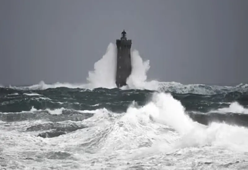 Storm Ciarán in france : फ्रांस में तूफान 'सियारन' से दो लोगों की मौत, लाखों घरों में बिजली आपूर्ति बाधित 