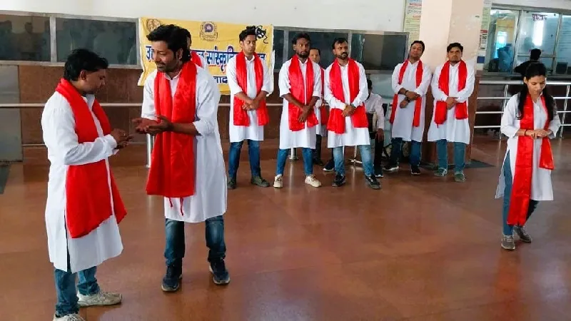 मुरादाबाद:  सतर्कता जागरुकता सप्ताह के अंतर्गत हुआ नुक्कड़ नाटक, यात्रियों को किया जागरूक 