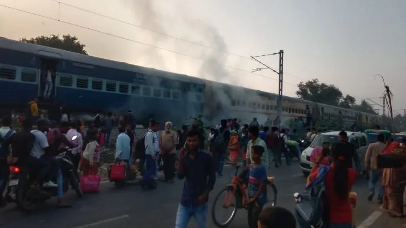 Kanpur Fire : कासगंज एक्सप्रेस की बोगी में अचानक लगी आग… यात्रियों में मची अफरा-तफरी