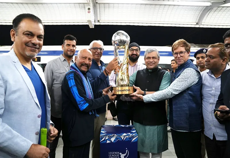 PHOTOS : देशी-विदेशी क्रिकेटर लीजेंड्स ट्रॉफी के साथ पहुंचे आगरा, जानिए कब शुरू होगा टूर्नामेंट