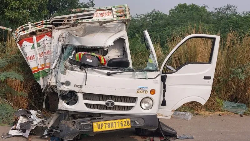 Unnao Accident: अनियंत्रित डंपर ने लोडर में मारी टक्कर… पिता-पुत्र की मौत, हादसे के बाद लगा जाम