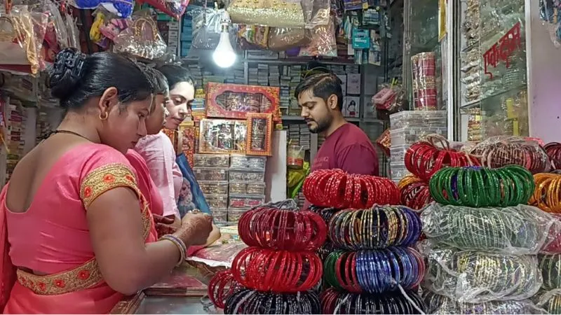 Karwa Chauth 2023: महिलाएं कर रही करवाचौथ की तैयारियां, हाथों में लगवाई मेहंदी, बाजारों में उमड़ी भीड़