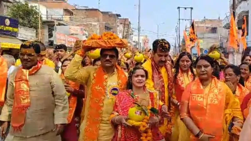 उन्नाव के रामलीला मैदान में कलश यात्रा के साथ राम कथा शुरू, लोगों ने की पुष्प वर्षा, हजारों लोग हुए शामिल