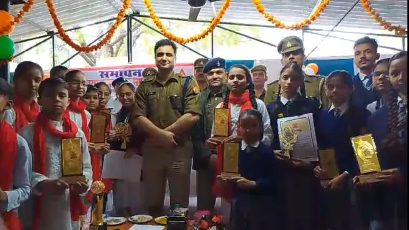 Unnao News: यातायात माह का हुआ समापन, नुक्कड़ नाटक कर लोगों को किया गया जागरूक