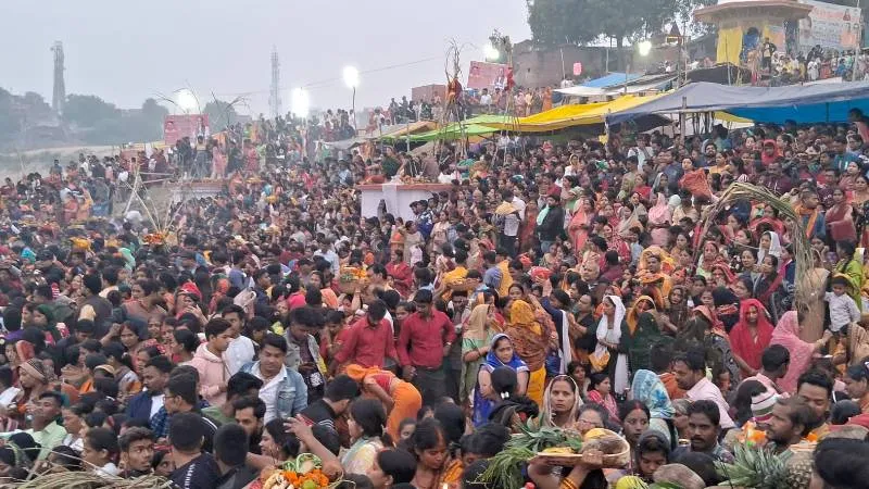 प्रयागराज: भगवान भाष्कर के उदित अर्घ के साथ हुई व्रत की सम्पत्ति, महिलाओं ने तोड़ा उपवास