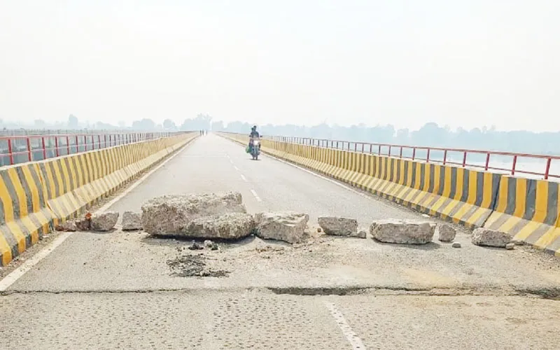 प्रयागराज: सीएम के लोकार्पण के बाद पुल में आ गई दरार, आनन-फानन में बनवाया गया, परियोजना प्रबंधक की तरफ से आई यह सफाई!