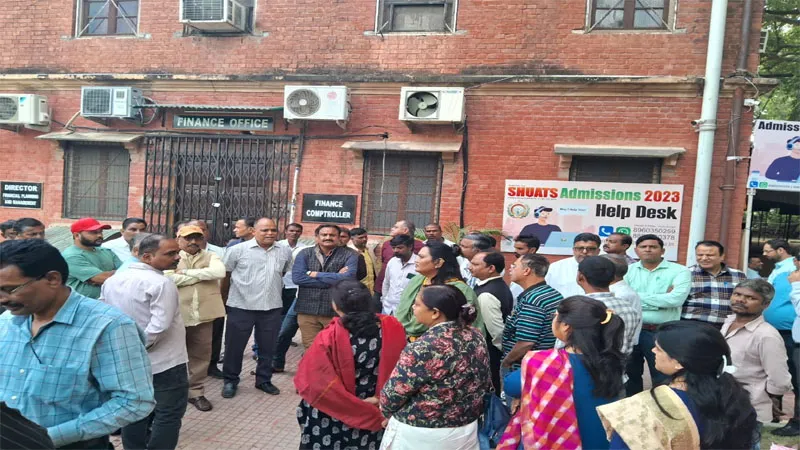 प्रयागराज: 72 घंटे के अल्टीमेटम के बाद भी नहीं मिला वेतन, कर्मचारियों ने किया जमकर हंगामा