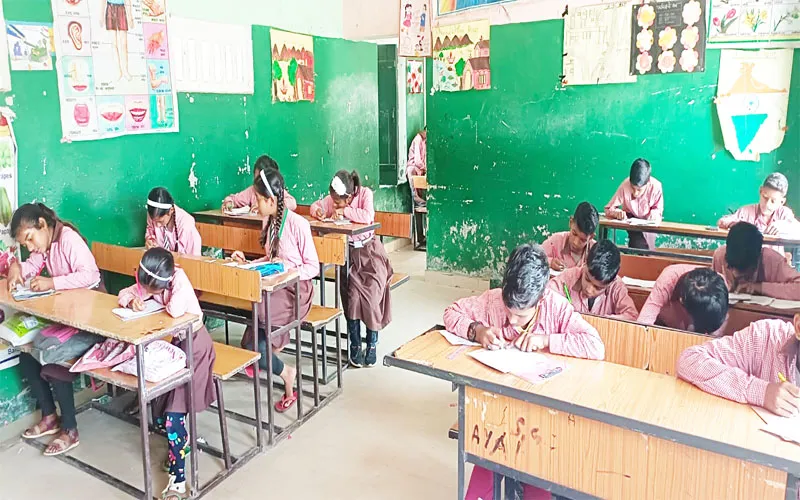 अयोध्या: परिषदीय विद्यालयों के एक लाख 30 हजार बच्चों का स्वेटर 'आधार' में फंसा, अब सुबह ठंड में कैसे स्कूल जाएंगे छात्र?