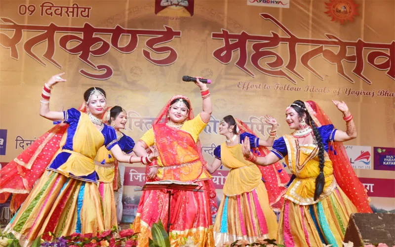 अयोध्या: 2100 महिलाओं के गरबा नृत्य से सजा भरतकुंड महोत्सव, गुड टच-बैड टच विषय पर नाटक का हुआ मंचन