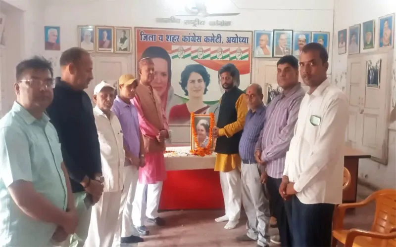 कांग्रेसियों ने पूर्व पीएम इंदिरा गांधी की जयंती पर उन्हें किया याद, चित्र पर माल्यार्पण कर श्रद्धासुमन किए अर्पित