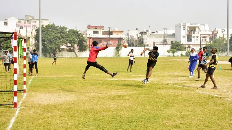 मुरादाबाद : आजमगढ़ को हराकर मेरठ ने सेमीफाइनल में बनाई जगह, कल खेला जाएगा सेमीफाइनल व फाइनल मैच