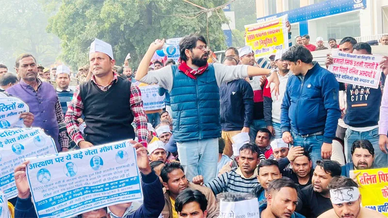 69000 शिक्षक भर्ती: नियुक्ति की मांग को लेकर विधानसभा का घेराव करने पहुंचे सैकड़ों शिक्षक अभ्यर्थी, पुलिस से हुई झड़प