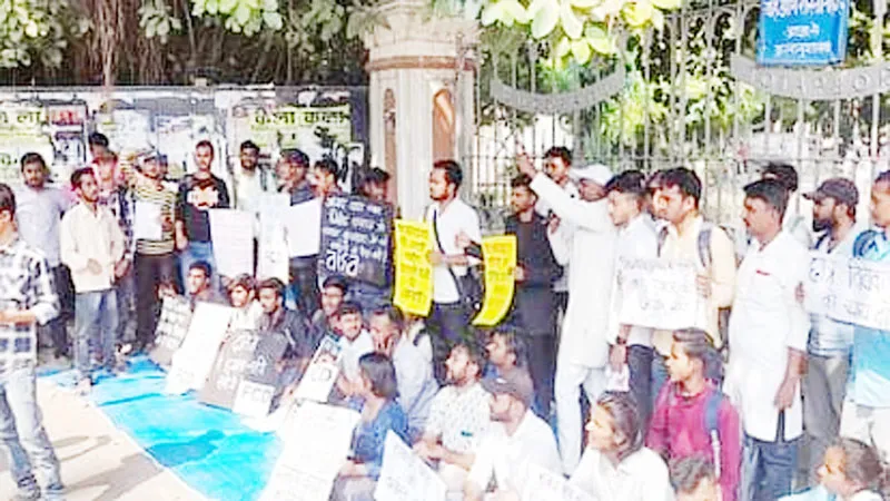 प्रयागराज: इविवि में तूल पकड़ रहा छात्र की पिटाई का मामला, सड़क पर उतरे स्टूडेंट, उठाई यह मांग