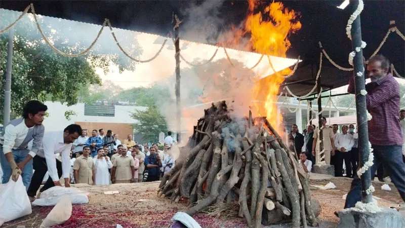 लखनऊ: पंचतत्व में विलीन हुए उद्योगपति सुब्रत राय सहारा, बड़े पोते हिमांक ने दी मुखाग्नि, गमगीन रहा माहौल