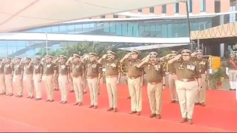 लखनऊ: यूपी पुलिस मुख्यालय में मनाया गया झंडा दिवस, डीजीपी सहित कई बड़े अधिकारी रहे मौजूद