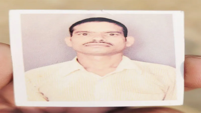 रायबरेली: महुआ के पेड़ से अनियंत्रित होकर टकराया ट्रैक्टर पलटा, चालक की दबकर मौत, मचा कोहराम 