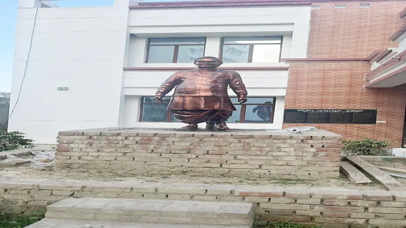 अयोध्या: अपनों के मेले में मीत नहीं पाता हूं...। धूल फांक रही भारत रत्न अटल जी की प्रतिमा, नहीं पुरसाहाल!