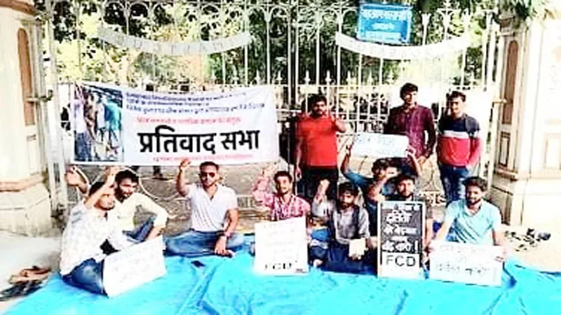 प्रयागराज: चीफ प्रॉक्टर की गिरफ्तारी पर अड़े छात्रों ने छात्रसंघ भवन के सामने किया प्रदर्शन 