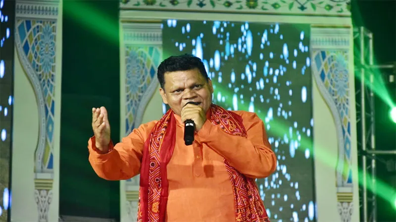 देवा महोत्सव: लोकगायक अवधेश बालेश्वर ने भोजपुरी गीतों से बांधा समां, तालियों की गड़गड़ाहट से गूंजा ऑडिटोरियम 