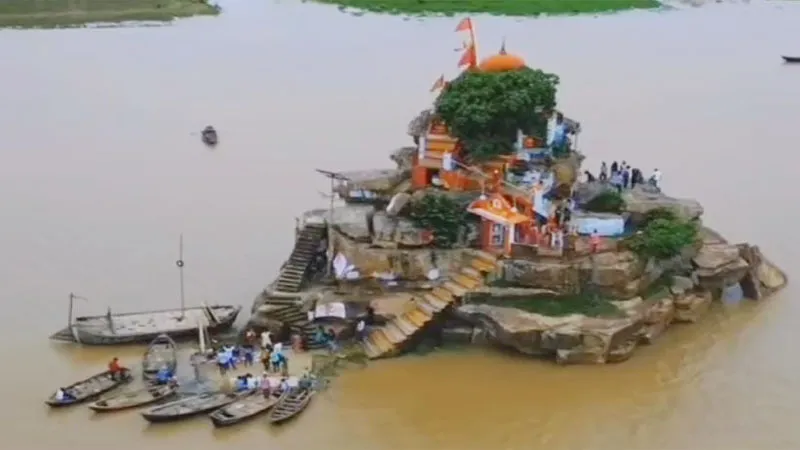 प्रयागराज: यमदुतिया के मेले में उमड़ी लाखों की भीड़, भाई-बहन ने किया स्नान