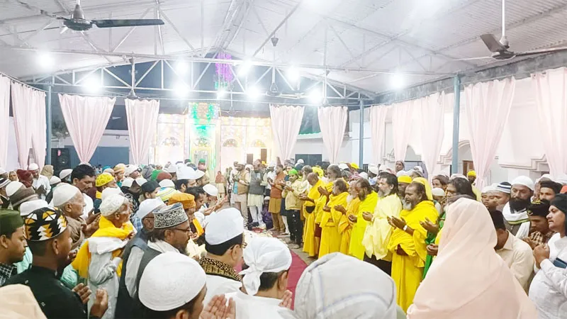 बाराबंकी: आपसी सद्भाव की कामना के साथ संपन्न हुआ वारिस पाक का कुल, कव्वाली से गुलजार रहे समाखाने