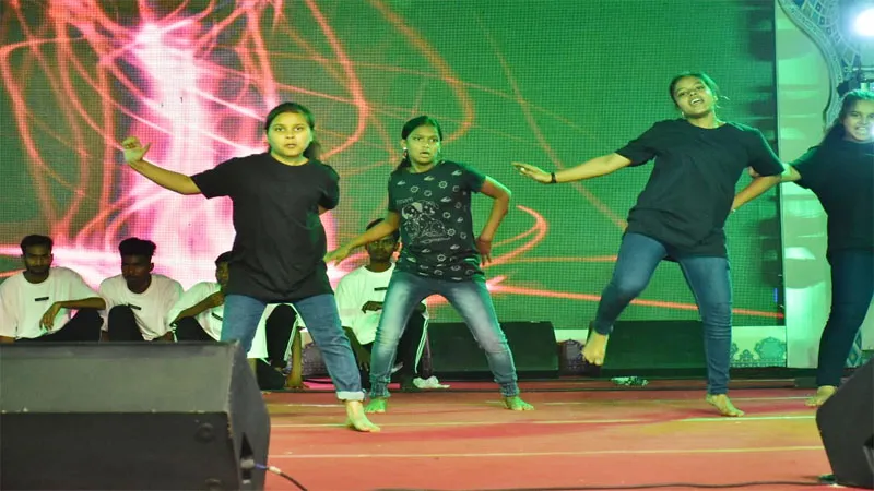 बाराबंकी: झूमे जो पठान मेरी जान.... गाने पर झूमे दर्शक, स्टेपिंग स्टोन एकेडमी के नन्हें कलाकारों ने बिखेरा जलवा