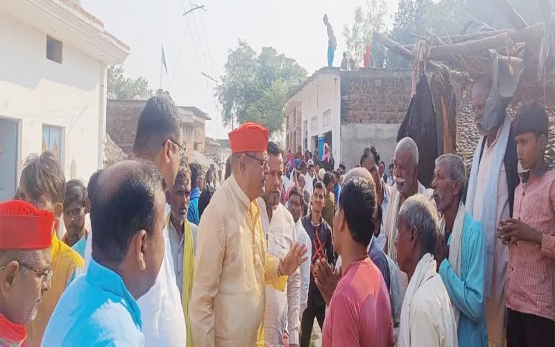 दलित महिला की रेप के बाद हत्या का मामला, बबेरू विधायक के नेतृत्व में सपा प्रतिनिधिमंडल पीड़ित परिवार से मिला