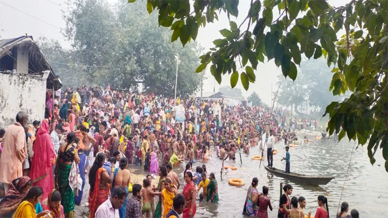 गोंडा: कार्तिक पूर्णिमा पर सरयू नदी में लाखों श्रद्धालुओं ने लगाई आस्था की डुबकी