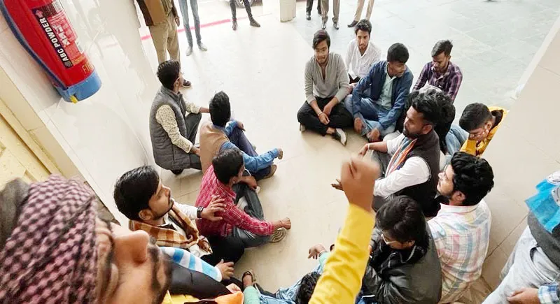 लखनऊ विवि. में छात्रों ने लगाया अवैध फीस वसूली का आरोप, कुलपति से मिलने पहुंचे छात्र मुलाकात ना होने पर धरने पर बैठे
