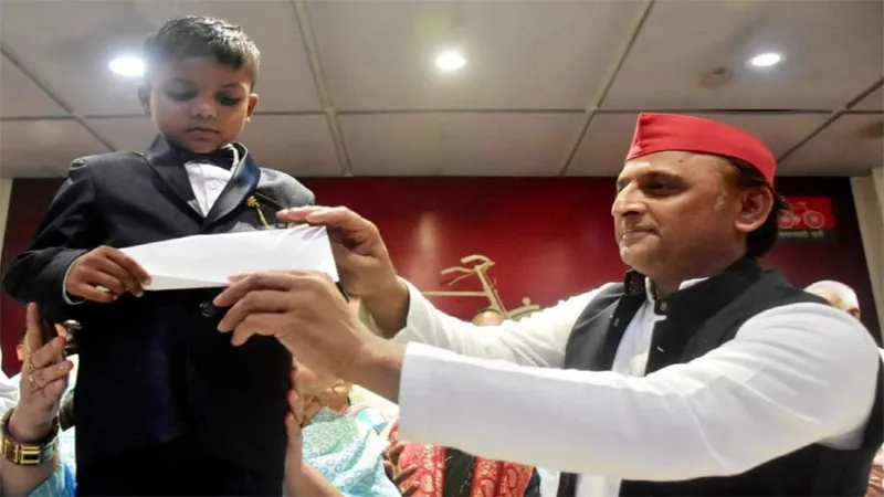 अखिलेश यादव ने 'खजांचीनाथ' का मनाया जन्मदिन, दिए उपहार, जानिये बच्चे का क्यों पड़ा ऐसा नाम?