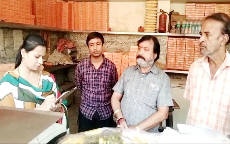 रायबरेली: गुझिया में निकला कनखजूरा, मचा हड़कंप 