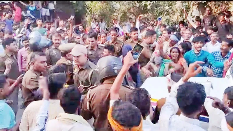 रायबरेली: दो बालकों की मौत के बाद भड़का आक्रोश, शव गांव आते ही परिजन और ग्रामीणों ने किया प्रदर्शन