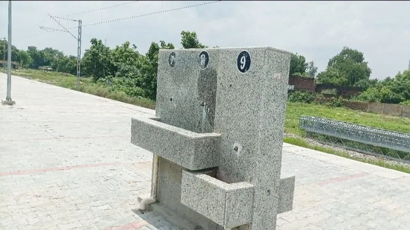 गोसाईगंज रेलवे स्टेशन में सुविधाओं का टोटा!, प्रतिदिन कर रहा लाखों की कमाई, यात्रियों को नहीं मिल रहीं मूलभूत सुविधाएं!