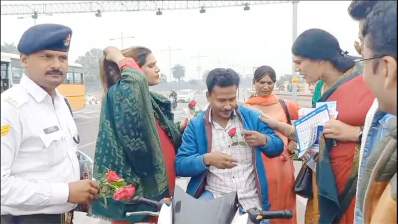 VIDEO: लखनऊ की सड़कों पर यातायात जागरुकता के लिए उतरा किन्नर समाज, किया ऐसा काम कि हर ओर हो रही तारीफ!