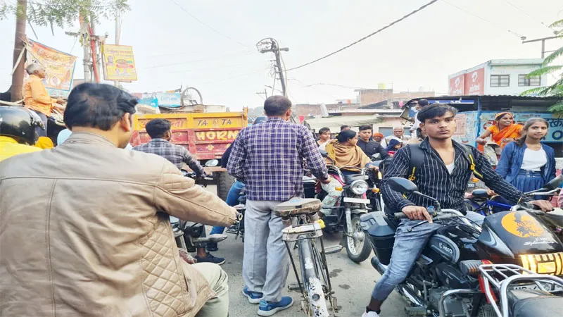 अयोध्या: दो किलोमीटर की सड़क में तीन जगह लगता है जाम, जनता में आक्रोश, बनाया अधिकारियों को घेरने का प्लान!