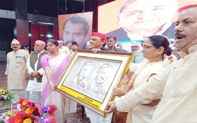 लखनऊ: अपना दल कमेरावादी ने मनाया पार्टी का स्थापना दिवस, मुख्य अतिथि बने अखिलेश यादव ने कही यह बड़ी बात