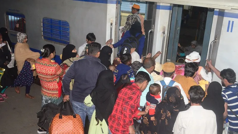 मुरादाबाद: त्योहार पर ट्रेनों की लेटलतीफी दे रही यात्रियों को दर्द