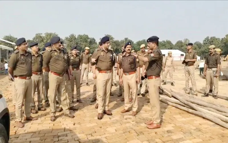 हरदोई: सीएम योगी की जनसभा को लेकर आईजी ने किया सभा स्थल का निरीक्षण