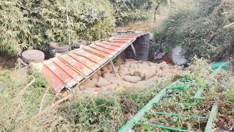 प्रयागराज: अनियंत्रित ट्रक रेलिंग तोड़कर 20 फीट नीचे शुआट्स में गिरा, टला बड़ा हादसा