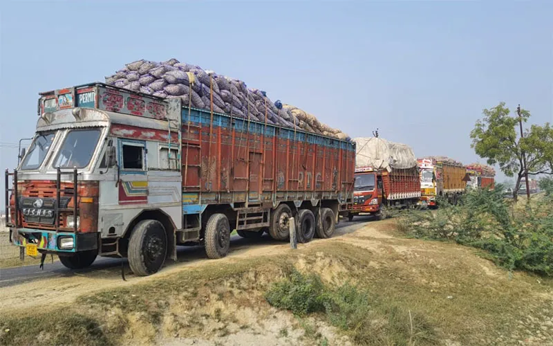 रायबरेली: बांदा-बहराइच हाइवे पर जौनपुर ब्रांच का पुल हुआ क्षतिग्रस्त, वाहनों की लगी लंबी कतार, परेशान दिखे चालक