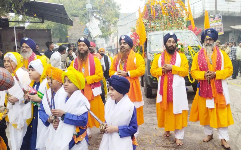 गोंडा: हर्षोल्लास के साथ मनाया गया गुरूनानक देव का प्रकाश पर्व, निकाली गई शोभायात्रा